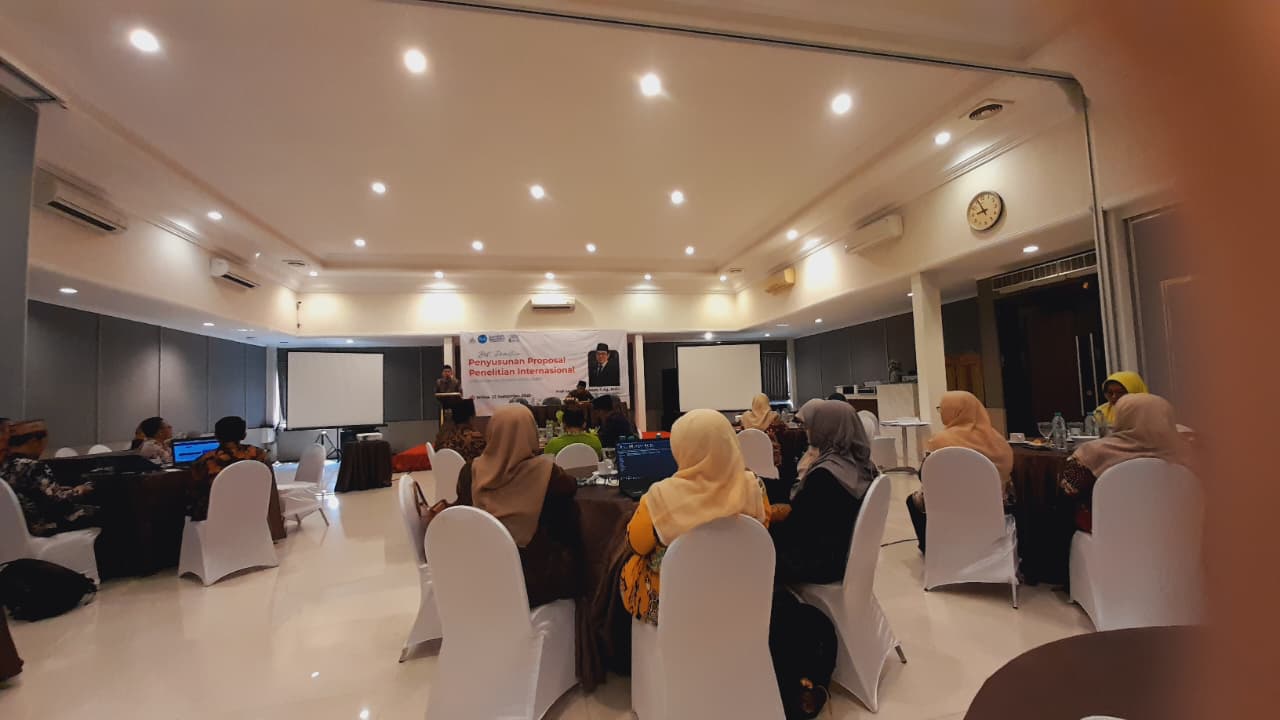 UIN KHAS Jember Gelar Pelatihan Best Practice Penyusunan Proposal Penelitian Internasional